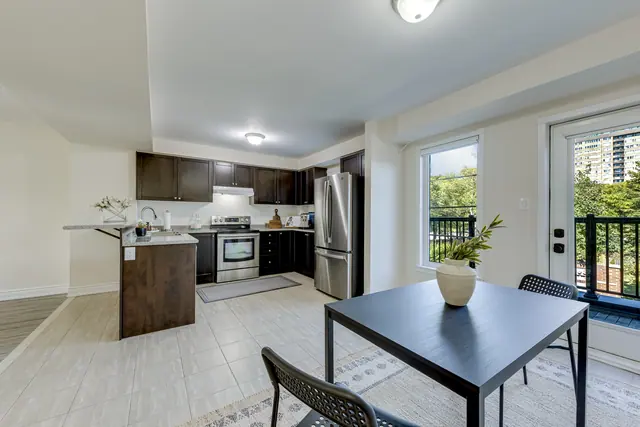 Eat-in kitchen with breakfast area and balcony walkout